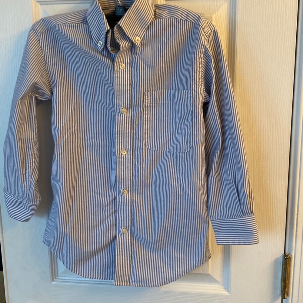 Boys Lord and Taylor button down light blue and white size 8 dress shirt.